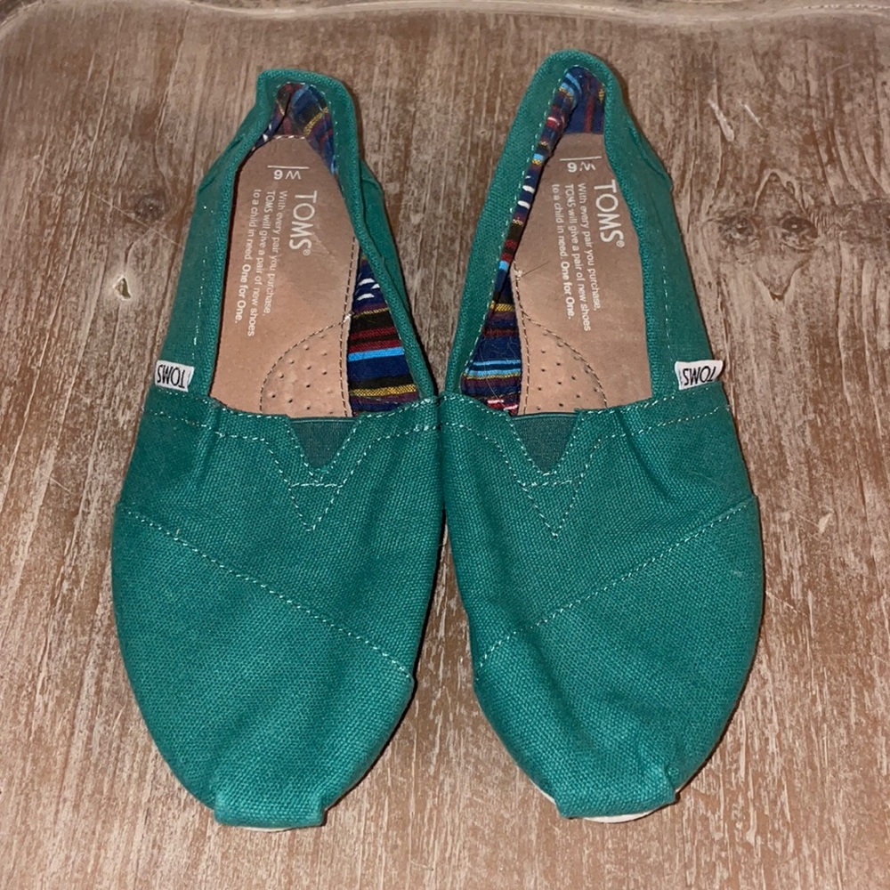 Toms canvas closed toed casual slip on flats